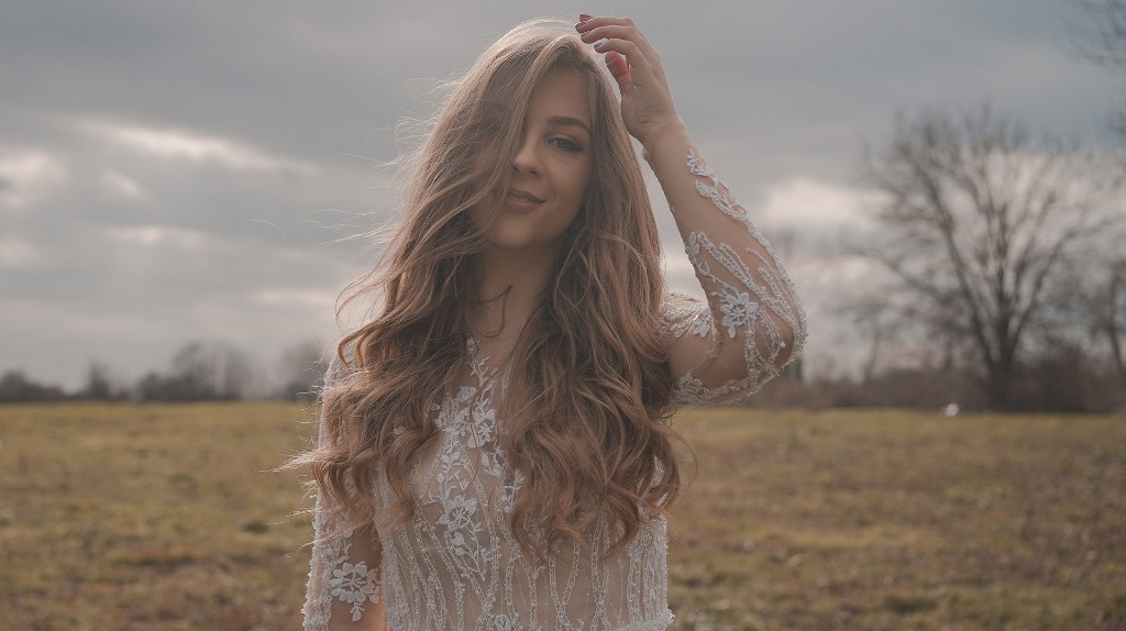 Sedamnaestogodišnja Anđela objavila autorsku pjesmu "Lažni osmijeh"
